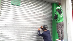 Video: Buộc người tạt sơn đòi nợ đến xin lỗi, sơn lại cửa cho nạn nhân