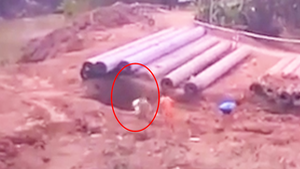 Video: Trích xuất camera tại công trường vụ bé trai rơi xuống trụ bê tông sâu 35m