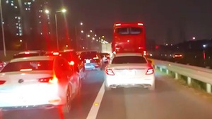 Video: Xe cứu thương liên tục hú còi, hàng dài ôtô vẫn chen vào làn khẩn cấp trên đường cao tốc