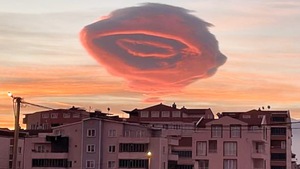 Video: Cận cảnh đám mây kỳ lạ giống UFO xuất hiện dịp Tết Nguyên đán