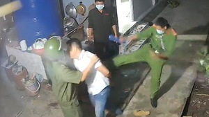 Video: Làm rõ clip người mặc đồ công an liên tục đá vào người đàn ông bị còng tay
