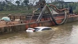 Video: Xe hơi trôi trên sông Hồng, xác minh ban đầu 'chủ xe vay nợ rất nhiều'