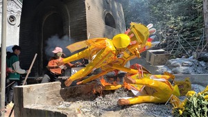 Video: Người dân chi tiền triệu đốt đồ lễ, ngựa giấy 'khủng' ở đền Ông Hoàng Mười