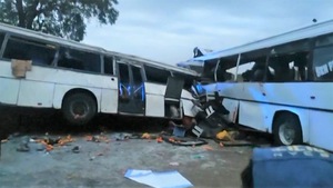 Video: Xe buýt nổ lốp đâm trực diện vào xe khác khiến 38 người chết, 87 người bị thương