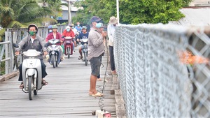 Video: Lắp hàng rào trên cầu sắt sau vụ va chạm khiến bé trai rơi xuống sông