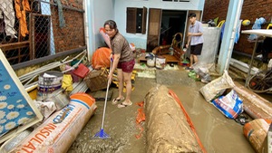 Người dân Đà Nẵng hì hục đẩy bùn sau nước rút