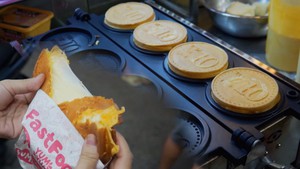 Góc nhìn trưa nay | Giới trẻ và trào lưu bánh đồng xu