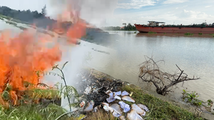 Bắt tại trận xe của phòng khám Nguyễn Trãi - Thủ Dầu Một chở rác thải y tế đốt bên bờ sông Sài Gòn
