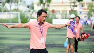 Cựu tuyển thủ quốc gia đưa đội bóng công nhân vô địch trong lần đầu làm HLV
