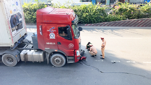 Xe container chuyển làn, cán chết người đàn ông đi xe máy ở TP Thủ Đức