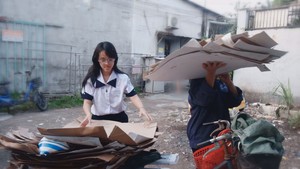 Góc nhìn trưa nay: Đến trường nhờ gánh ve chai của mẹ