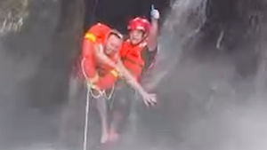 Đu dây giải cứu du khách mắc kẹt ở thác nước cao tại Đà Nẵng