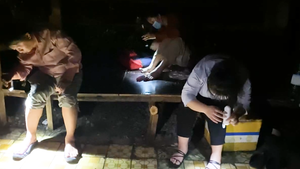 Xem nhân viên y tế lấy thân mình làm mồi bắt muỗi giữa màn đêm