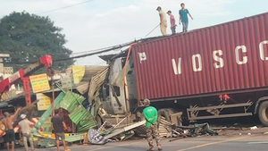 Hãi hùng tài xế xe container ngủ gục, 'cày' sập sáu ki ốt ở TP Thủ Đức