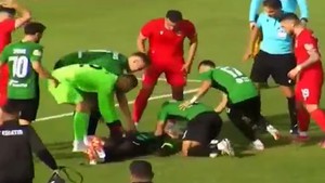 Tuyển thủ Ghana Dwamena gục ngã và qua đời ngay trên sân