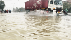 Trực tiếp: Miền Trung mưa to, lũ tràn quốc lộ 1 qua Thừa Thiên Huế
