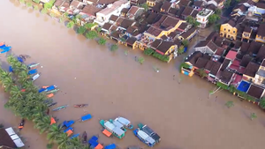 Flycam phố cổ Hội An ngập lụt, nhiều trường cho học sinh nghỉ học