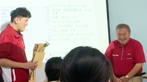Khoảnh khắc thầy giáo người Nhật gây ấn tượng mạnh khi nhận lời chúc 20-11 của sinh viên Việt Nam
