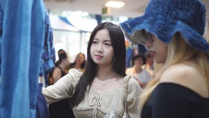 Góc nhìn trưa nay | Thiếu nữ Mông mang sắc chàm xuống phố