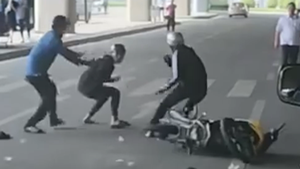 Hai thanh niên chạy xe máy vào sân bay Tân Sơn Nhất, tông đuôi ô tô