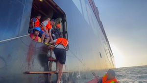 Tàu cá chìm, 14 ngư dân Bình Định gặp nạn được đưa về Vũng Tàu an toàn