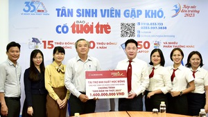 Agribank Phú Nhuận ủng hộ 1,6 tỉ đồng, cùng Tuổi Trẻ gieo mầm tri thức