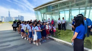 Học sinh TP.HCM tham quan ga ngầm metro, mong sớm được đi tàu điện