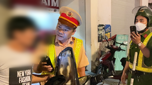 Chốt kiểm tra nồng độ cồn ở Phú Nhuận: 120 trường hợp thổi, phát hiện 10 người vi phạm