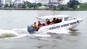 Thuyền trưởng cùng du khách cứu người phụ nữ nhảy cầu Sài Gòn