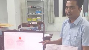 Bắt 4 người trong đường dây làm, tiêu thụ hàng trăm văn bằng giả mỗi tháng