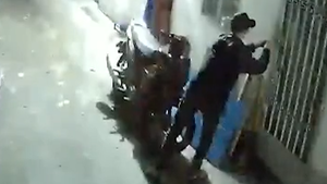 Camera quay cảnh trộm cột cửa phòng trọ ở Tân Phú rồi lấy cắp tài sản