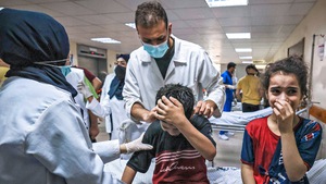 Bác sĩ ở Dải Gaza thấy thi thể con khi đang chạy chữa nạn nhân