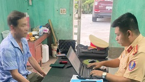 Tài xế lái xe khách giường nằm đi ngược chiều 3km trên quốc lộ