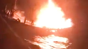 Tàu cá bốc cháy trong đêm, 12 ngư dân thoát xuống thuyền thúng