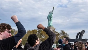 Người Do Thái đến tượng Nữ thần Tự do tại New York, kêu gọi ngừng bắn