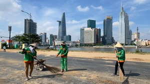 Dọn dẹp bờ sông Sài Gòn phía Thủ Thiêm cho người dân vui Tết