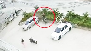 Thanh niên phi xe máy qua dải phân cách làm bạn gái ngồi sau tử vong
