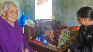 Vụ bé gái hiếu thảo 'bom' hàng: Bệnh viện Bình Định khám bệnh miễn phí cho mẹ cháu gái