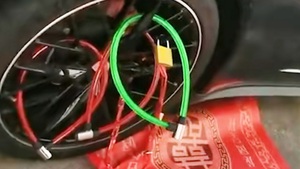 Xe Porsche của chú rể bị 40 ổ khóa vây kín, phải tặng quà mới được tháo ra
