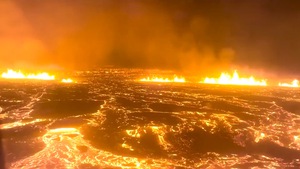 Núi lửa phun trào như 'tận thế' trên bán đảo ở Iceland