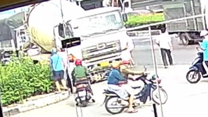 Trích xuất camera xe bồn trộn bê tông bất ngờ lủi vào làn xe máy, 'lùa' nhiều người đang dừng đèn đỏ