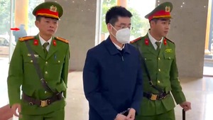 Cựu điều tra viên Hoàng Văn Hưng bị dẫn giải đến phiên tòa phúc thẩm