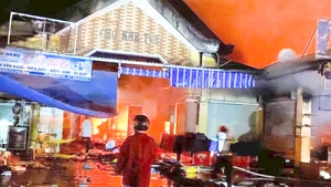 Cháy lớn ở chợ Khe Tre, tiểu thương bất lực nhìn hàng hóa bị thiêu rụi