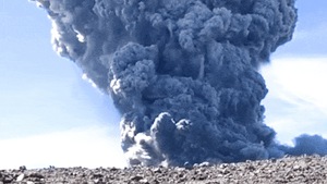 Núi lửa phun trào khiến 11 nhà leo núi thiệt mạng ở Indonesia