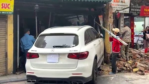 Nữ tài xế 20 tuổi lái Mercedes tông trúng căn nhà cổ có tuổi đời hơn 100 năm
