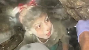Bé gái mắc kẹt dưới đống đổ nát ở Dải Gaza cầu xin giải cứu người thân