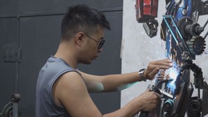 Góc nhìn trưa nay | Chàng trai 'thổi hồn' vào những linh kiện xe cũ
