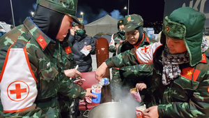 Video: Đoàn quân nhân Việt Nam hành quân 10km ngay trong đêm, khẩn trương cứu hộ nạn nhân động đất
