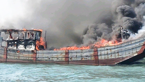 Video: Cháy rụi bè thu mua hải sản trên biển