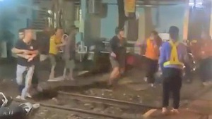 Video: Nhóm thanh niên hành hung nữ nhân viên gác chắn ở Đà Nẵng